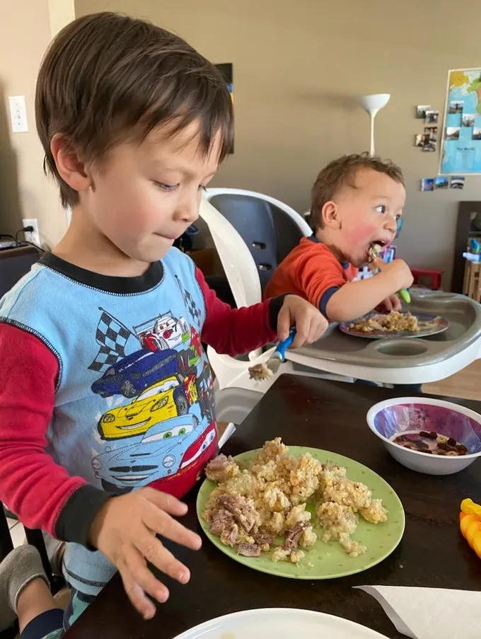 Những “em bé Tây” mê ăn bánh chưng nhà tôi 1y-7779.jpg