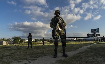 Militares durante un recorrido por las calles de Culiacán, Sinaloa.