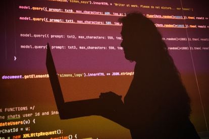La sombra de una programadora digital se proyecta sobre una pantalla con un texto generado por inteligencia artificial, en Avignon en julio de 2022.
