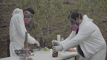 Fabricación de pastillas. El ingeniero (el hombre corpulento) ubicado a la derecha.