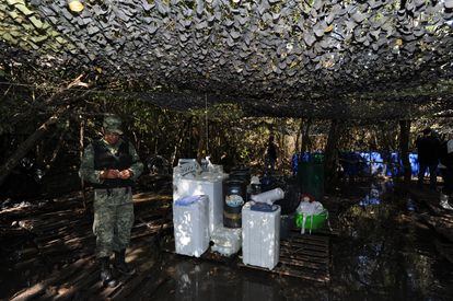 Elementos del Ejército Mexicano desmantelan un narco laboratorio en un manglar de Culiacán, Sinaloa. 