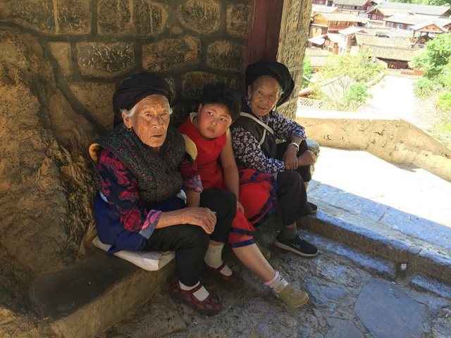 Ngôi làng cổ trên vách núi đá của người Naxi ở Trung Quốc 9