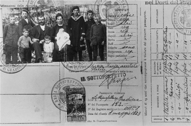 A imagem, em preto e branco, mostra folhas de um passaporte com fotografia de família e informações sobre essas pessoas