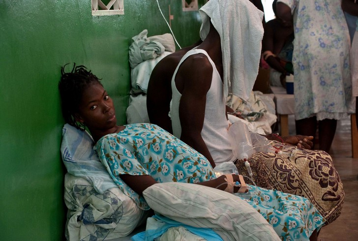 Une femme enceinte souffrant du choléra
                          dans l’attente de soins à Petite-Rivière, dans
                          le département de l’Artibonite, en
                          octobre 2010.