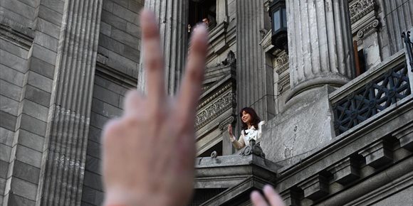 3. Policía y simpatizantes de la vicepresidenta de Argentina se enfrentan en Buenos Aires