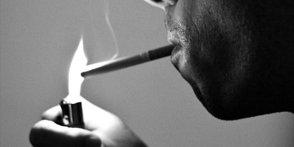 5. Fumar mucho y tragarse el humo empeora el impacto de los infartos