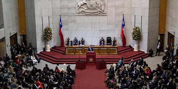 9. Un diputado de la oposición chilena propina un puñetazo al vicepresidente del Congreso de Chile