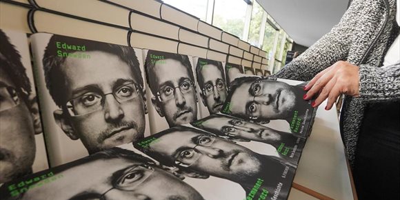 7. Putin concede la ciudadanía rusa a Edward Snowden