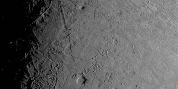 5. Juno toma el mejor primer plano de la helada luna Europa en décadas