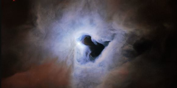 7. Hubble mira por el ojo de una cerradura cósmica