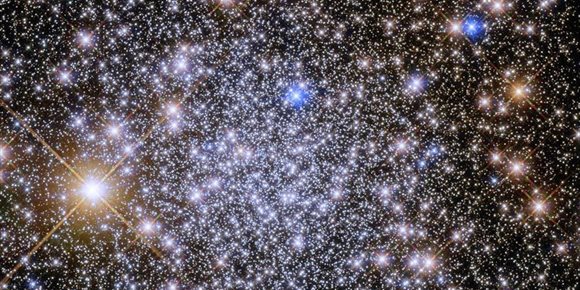 9. Hubble vislumbra una brillante reunión de estrellas