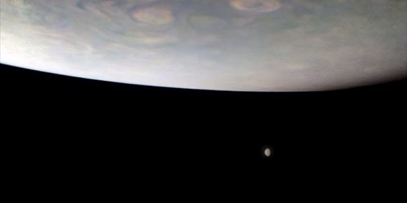 2. Juno capta dos grandes lunas en la lejanía debajo de Júpiter