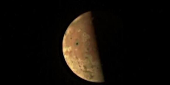 3. Juno envía una primera imagen de su visita a la luna Io