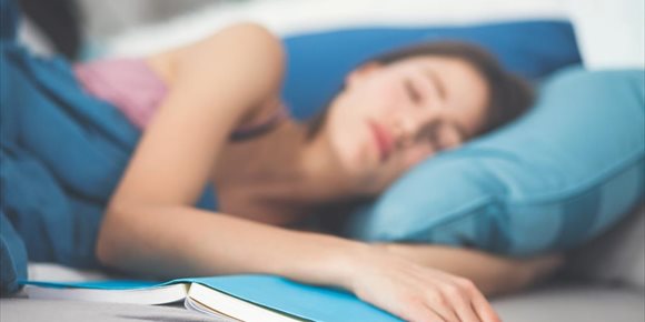 1. Leer para dormir: ¿Por qué es beneficioso? ¿Cuáles son los mejores géneros literarios para conciliar el sueño?