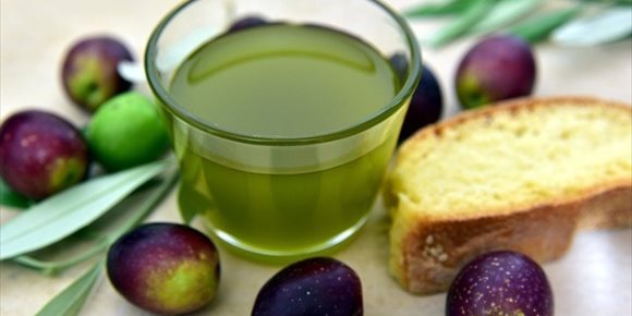 1. El aceite de oliva virgen extra alto en oleocantal y oleaceína mejora la salud en personas con obesidad y prediabetes