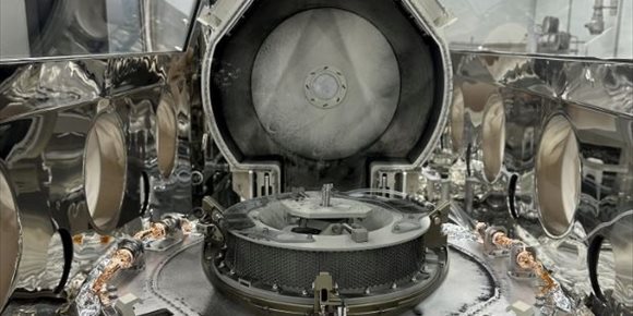 6. La NASA encuentra polvo oscuro al abrir el 'cofre' llegado de Bennu
