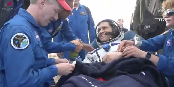 8. Tres tripulantes de la Estación Espacial regresan a la Tierra