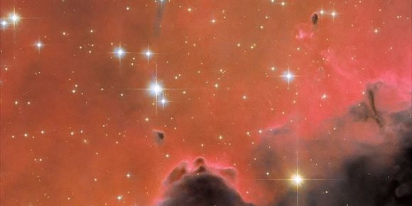 9. Una nebulosa roja brillante a 7.000 años luz