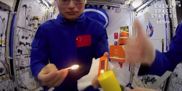 1. Astronautas chinos 'juegan con fuego' en su estación espacial