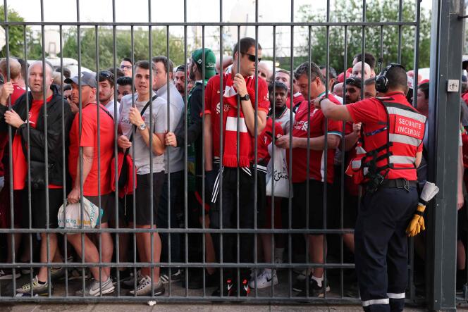 Des fans de Liverpool aux grilles du Stade de France, lors de la finale de la Ligue des champions, samedi 28 mai 2022.