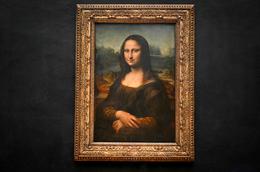Esta fotografia mostra a pintura "La Joconde" (a Mona Lisa) do artista italiano Leonardo Da Vinci no museu do Louvre em Paris em 28 de janeiro de 2025. - USO RESTRITO AO EDITORIAL - MENÇÃO OBRIGATÓRIA DO ARTISTA NA PUBLICAÇÃO - PARA ILUSTRAR O EVENTO CONFORME ESPECIFICADO NA LEGENDA (Foto de Bertrand GUAY / AFP) / USO RESTRITO AO EDITORIAL - MENÇÃO OBRIGATÓRIA DO ARTISTA NA PUBLICAÇÃO - PARA ILUSTRAR O EVENTO CONFORME ESPECIFICADO NA LEGENDA