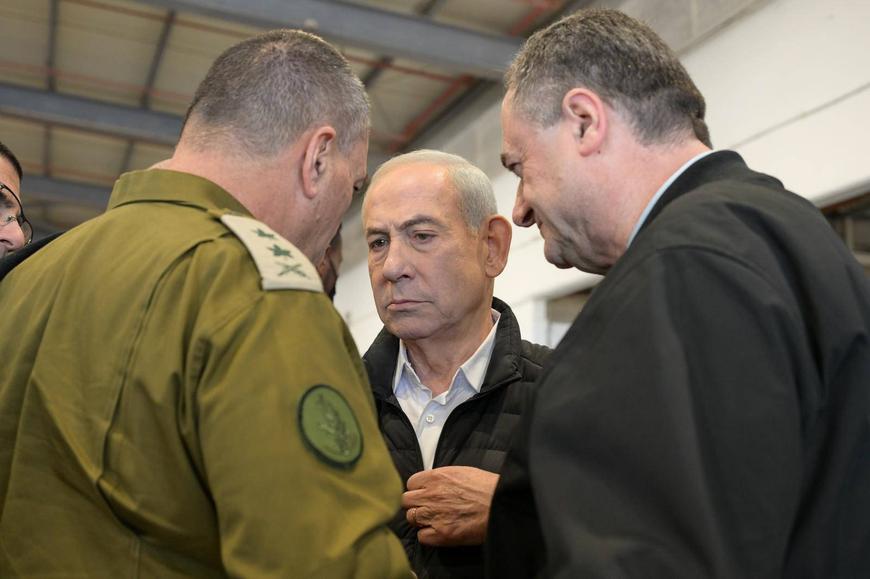 O Chefe do Estado-Maior General Eyal Zamir, o Primeiro-Ministro Benjamin Netanyahu e o Ministro da Defesa Israel Katz na Base Aérea de Palmachim em Israel, 3 de março de 2026.