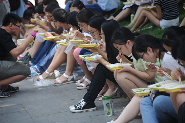Ngoài ra, chỉ có 1/4 trong số 8,47 triệu sinh viên đại học tốt nghiệp năm nay tìm được việc làm, do đó tỷ lệ thất nghiệp thực tế của Trung Quốc chắc chắn sẽ càng cao. (VCG/Getty Images)