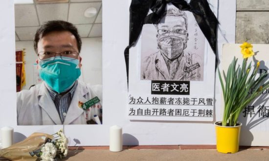 Bác sỹ Lý Văn Lượng, người đầu tiên cảnh báo về con virus Corona Vũ Hán quái ác, đã mất sau khi nhiễm chính loại virus này. (Ảnh: MARK RALSTON/AFP/Getty Images)