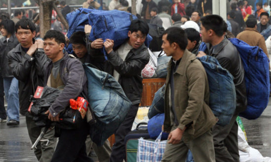 Không thể kiếm sống ở vùng nông thôn của Trung Quốc, nhiều người trẻ tuổi đã phải rời bỏ quê hương để đến các thành phố lớn làm lao động nhập cư. (Ảnh của Ralston/AFP/Getty Images)