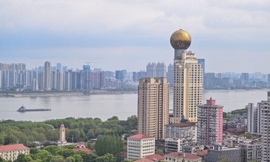 Bong bóng bất động sản tại Trung Quốc rất lớn, biểu hiện ở giá bất động sản tăng cao hơn nhiều so với tốc độ tăng thu nhập bình quân của dân cư. (Ảnh: Getty)