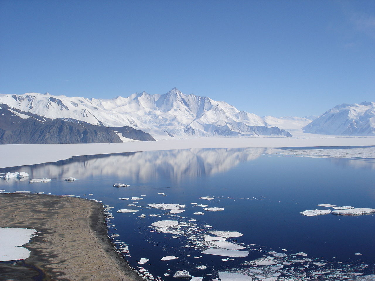 Vịnh Moubray và núi Herschel, phía Đông của vùng Nam Cực. (Ảnh: Wikimedia)