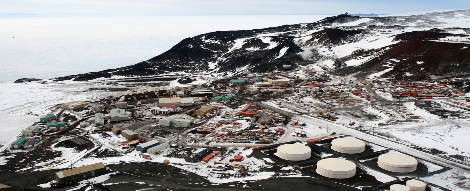 Quang cảnh Ga McMurdo từ đồi quan sát. (Ảnh: Wikimedia)
