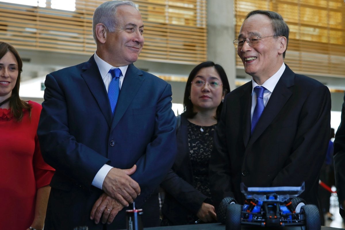 Phó Chủ tịch Trung Quốc Vương Kỳ Sơn trong chuyến công du với Thủ tướng Israel Benjamin Netanyahu tại Hội nghị Thượng đỉnh Đổi mới của Israel tại Jerusalem vào ngày 24/10/2018. (Ariel Schalit / AFP / Getty Images)