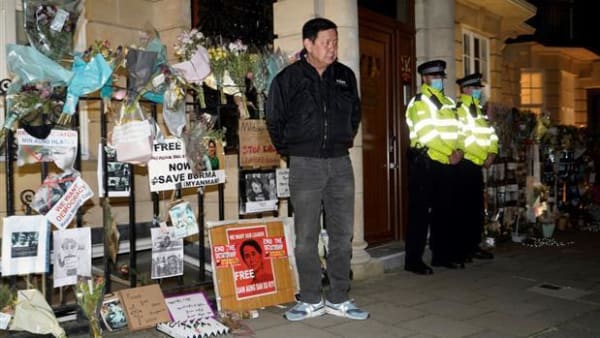 Myanmars topdiplomat i London er låst ude af ambassade: 'Et mini-kup på britisk jord'