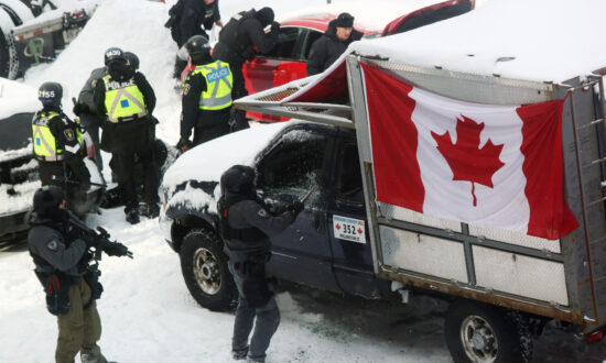 Police Smash Truck Windows, Push Back Protesters on 2nd Day of Massive Ottawa Operation