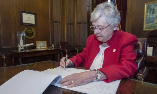mail?url=https%3A%2F%2Fimg.theepochtimes.com%2Fassets%2Fuploads%2Fexternal%2F2019%2F06%2FAlabama-Gov.-Kay-Ivey-signing-a-bill-e1557961864312-1200x810-550x330.jpeg&t=1621951555&ymreqid=db14a754-fed5-3305-1c4e-31000801bb00&sig=_ioBg7zO7xbDtteBxCYM3g--~D