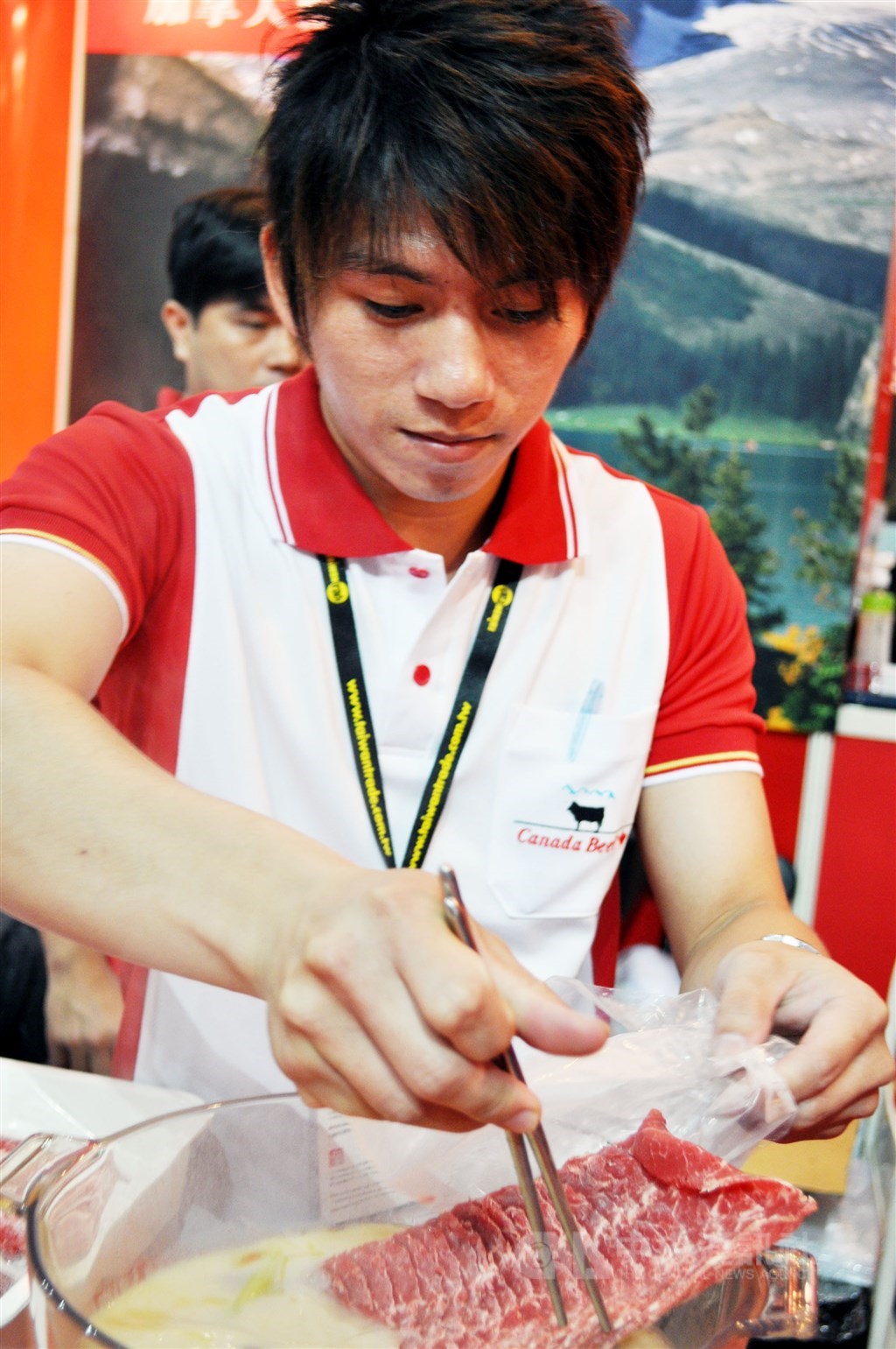 A worker puts beef slices into a pot of broth during a cooking demonstration held by trade promotion group Canadian Beef in Kaohsiung in 2009. Taiwan first banned all imports of Canadian beef in 2003 before partially lifting the ban on boneless meat in 2007. CNA file photo