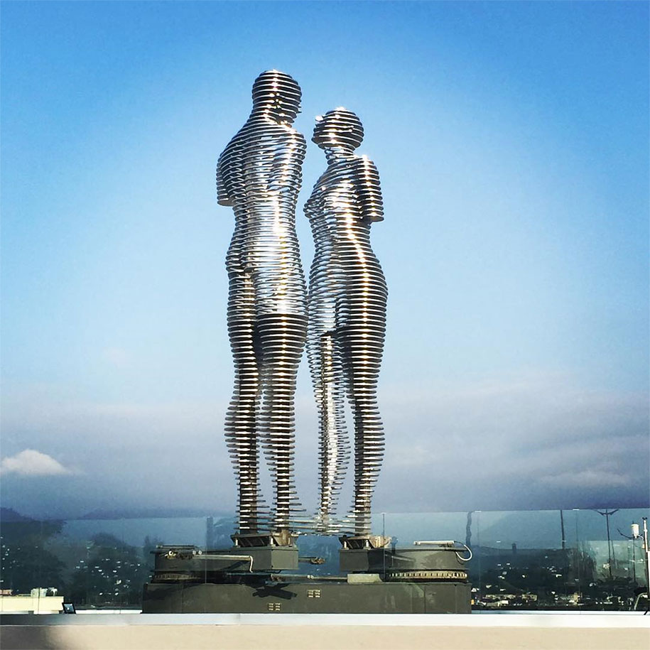 Thiên tình sử đẫm nước mắt đằng sau hai bức tượng tình nhân nổi tiếng ở Gruzia - Ảnh 1.