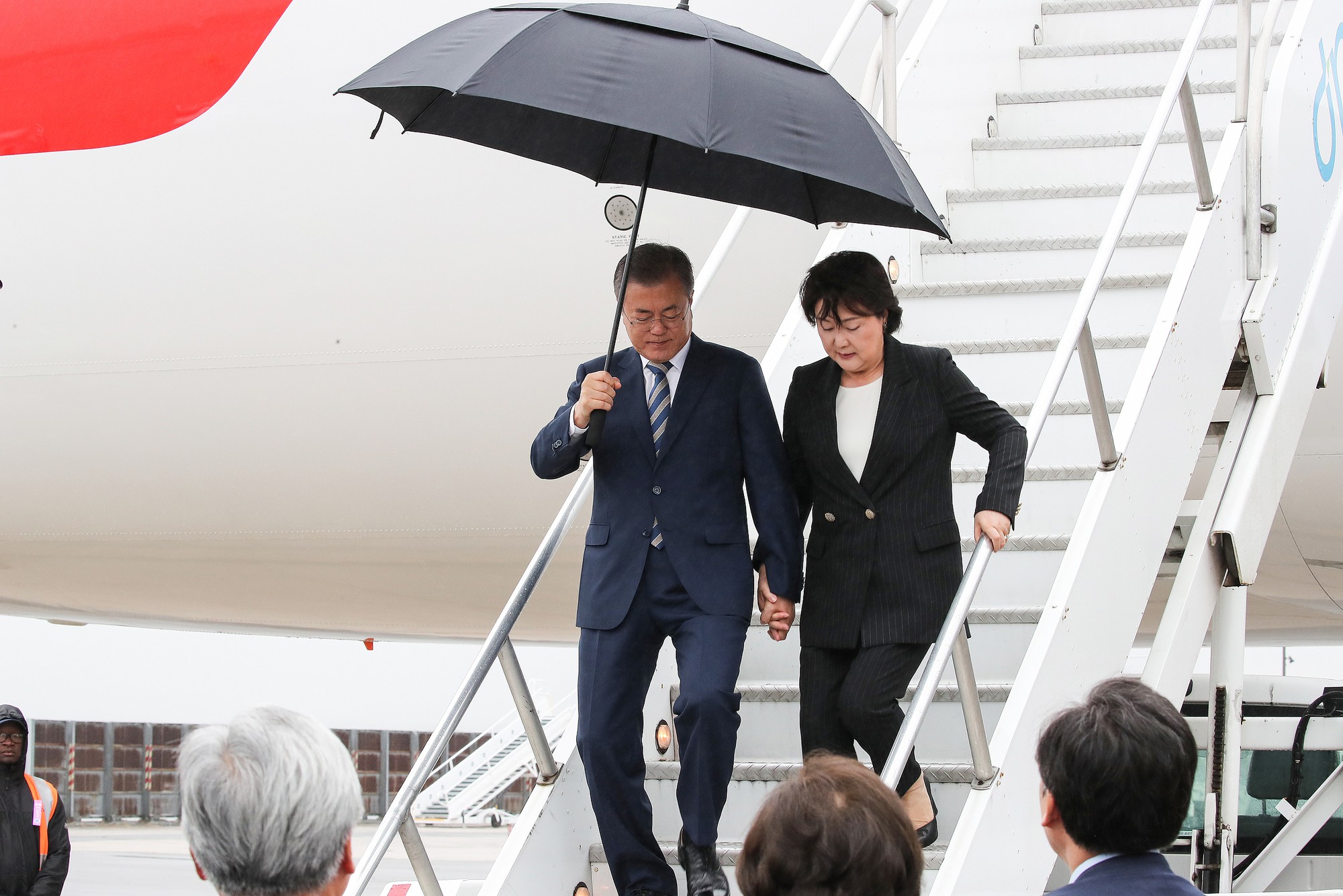 Mối tình lãng mạn của Tổng thống Hàn Quốc và vợ: Từ giảng đường đến chính trường, hơn 40 năm dài vẫn nắm chặt tay nhau - Ảnh 10.