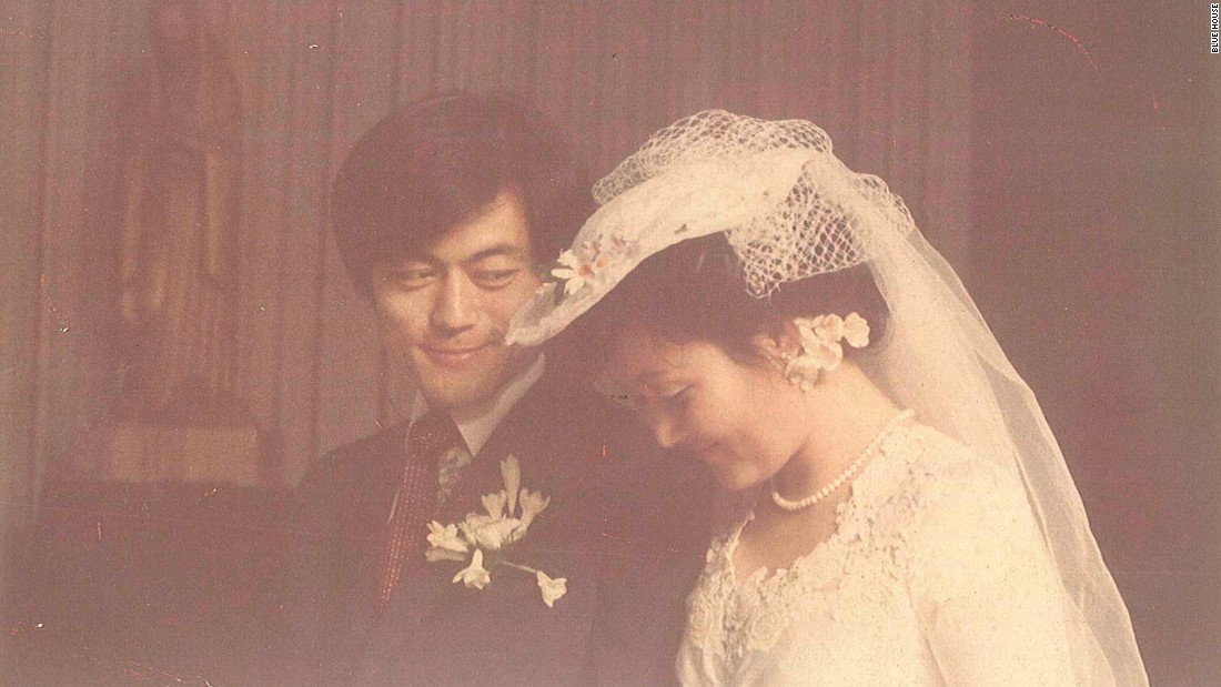 Mối tình lãng mạn của Tổng thống Hàn Quốc và vợ: Từ giảng đường đến chính trường, hơn 40 năm dài vẫn nắm chặt tay nhau - Ảnh 5.