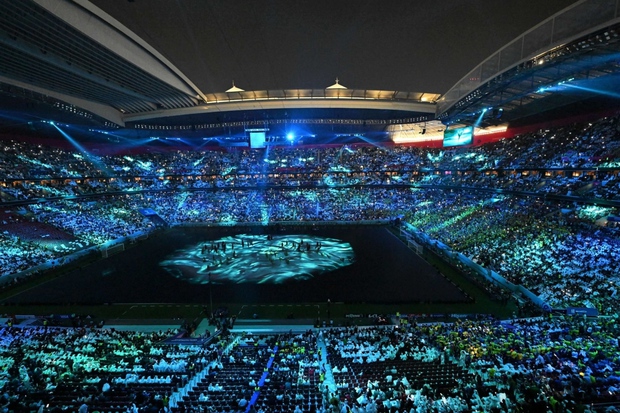 Morgan Freeman dẫn truyện, Jungkook BTS bùng nổ trong lễ khai mạc World Cup 2022 - Ảnh 1.