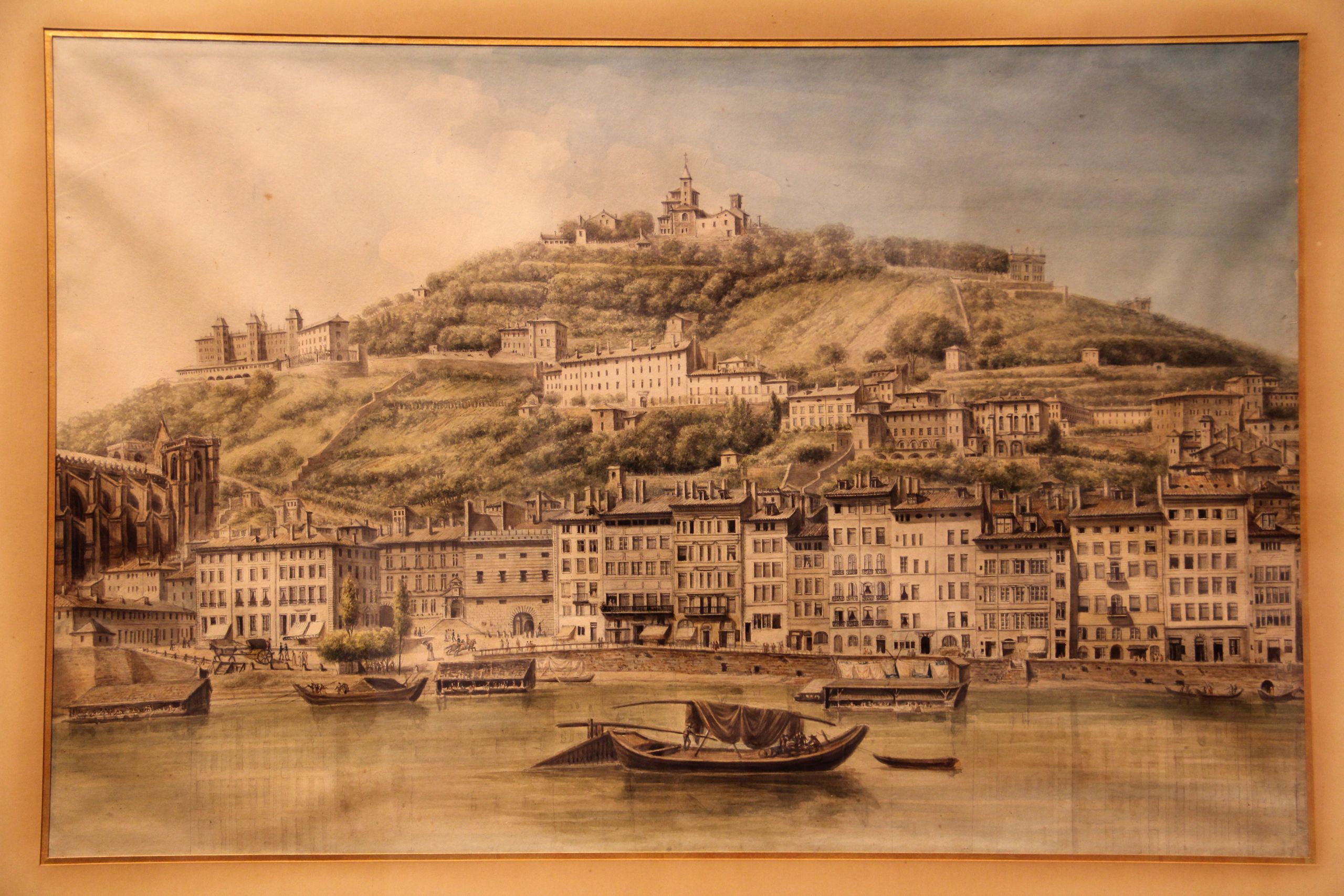 Cette vue des quais de Saône datée du début du XIXe siècle donne un aperçu du palais de Roanne, en amont de la cathédrale Saint-Jean dans le renfoncement d'immeubles. Inv.237 musées Gadagne