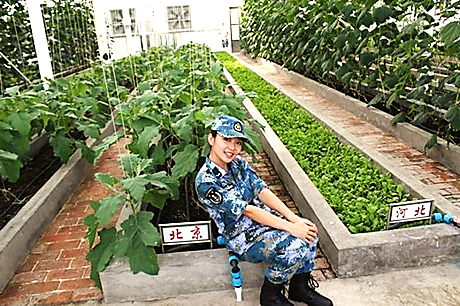 Trung Quốc công bố hình ảnh trồng rau, nuôi lợn trên đá Chữ Thập ...