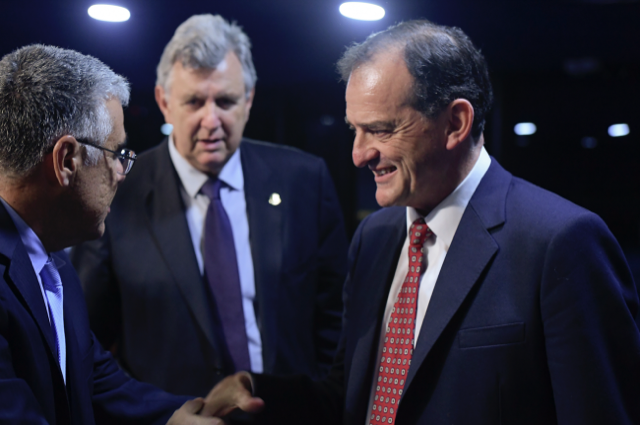 Guido Manini Ríos (derecha) conversa con los senadores brasileños Luis Carlos Heinze y Eduardo Girão durante una visita a Brasilia antes de las elecciones uruguayas de 2019, el 19 de septiembre de 2019. (WALDEMIR BARRETO / AGÊNCIA SENADO / CC BY 2.0 DEED)