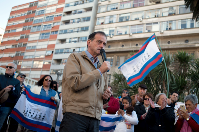 Guido Manini Ríos habla ante simpatizantes de Cabildo Abierto en un evento en Plaza Gomensoro, Montevideo, Uruguay, 9 de junio de 2019. (RICARDO ANTÚNEZ / ADHOCFOTOS)