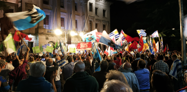 Una concentración de la Coalición Multicolor se reúne en la ciudad de Colonia del Sacramento, el 14 de noviembre de 2019, antes de la segunda vuelta presidencial de Uruguay. (TINGUS / CC BY-SA 4.0 DEED)