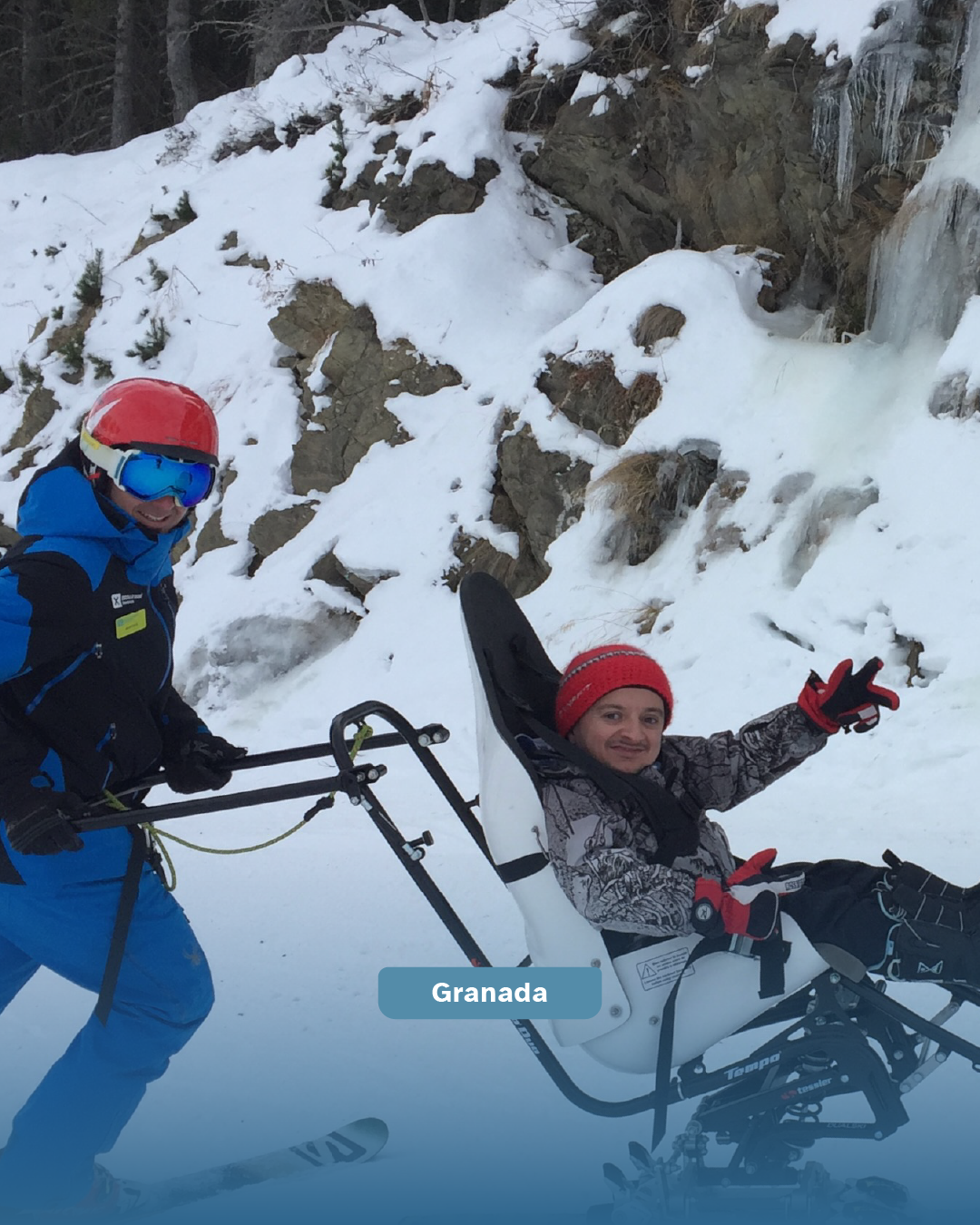 Usuaria de silla de ruedas en modo disfrute en Cuba, al fondo la bandera cubana y una palmera