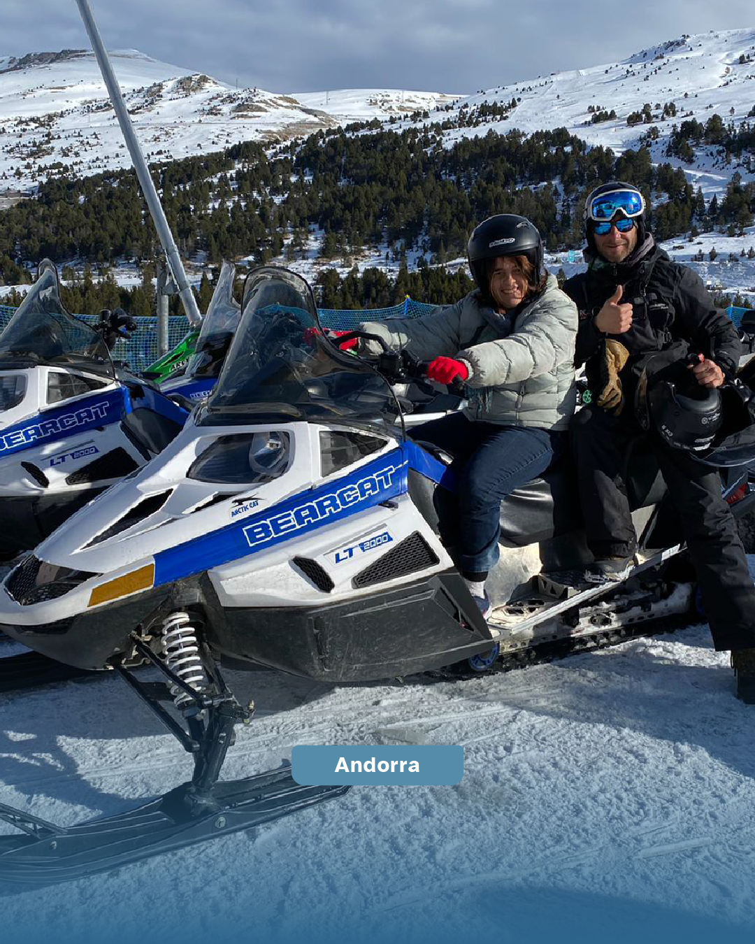 Usuaria de silla de ruedas en modo disfrute en Cuba, al fondo la bandera cubana y una palmera