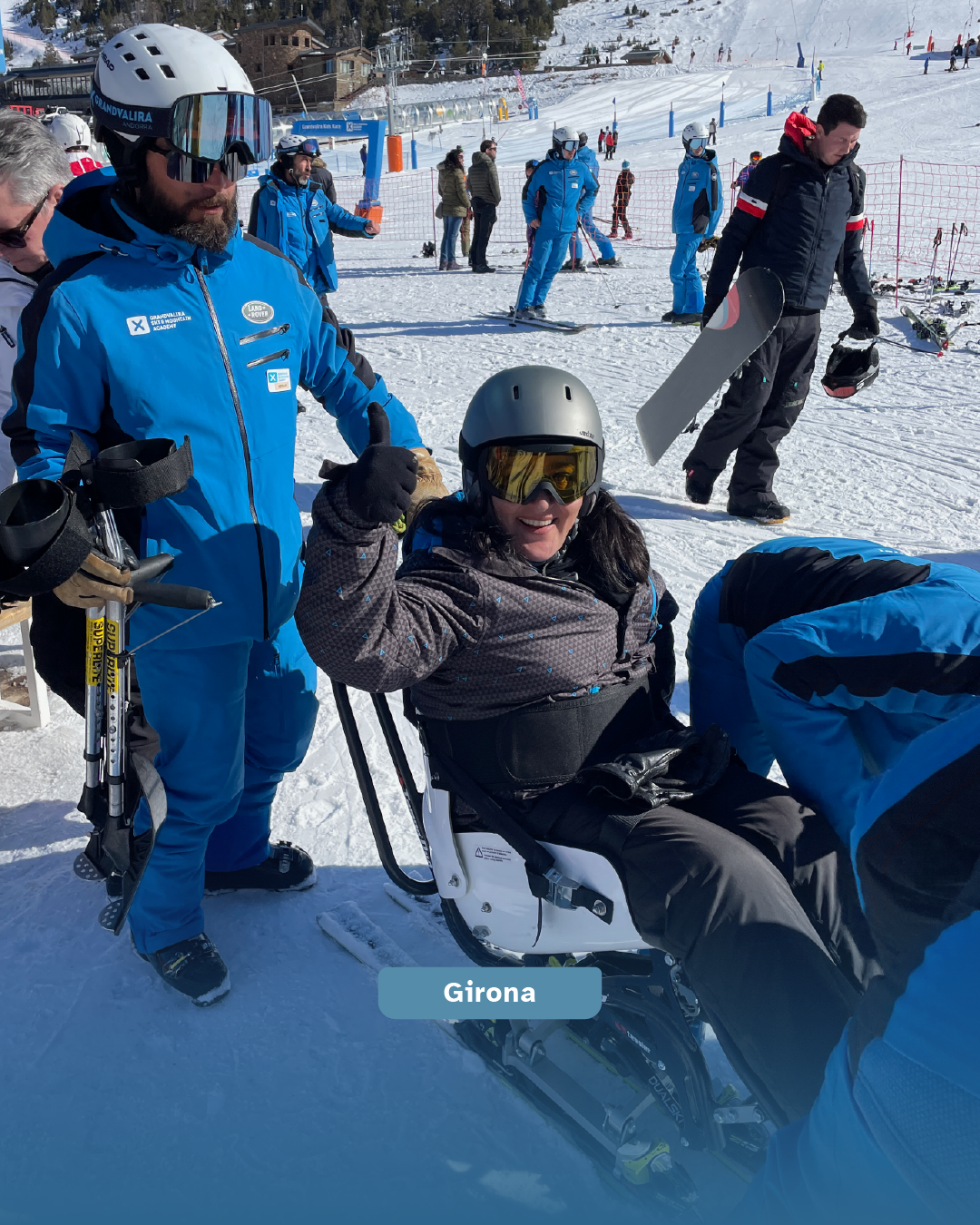 Una playa de República Dominicana y una usuaria en una silla anfibia disfrutando de la playa