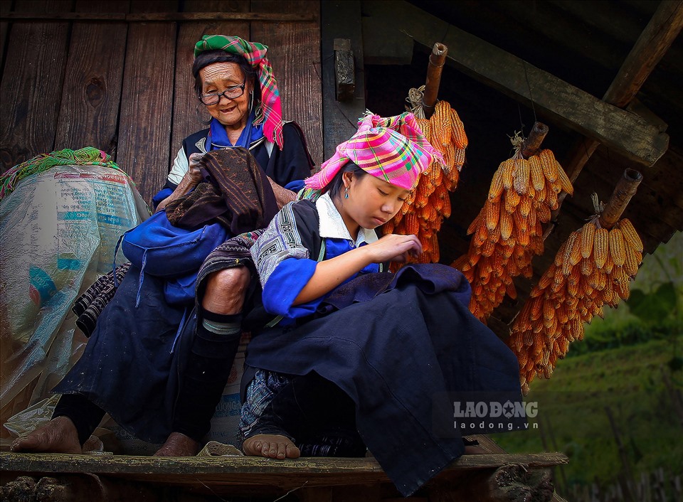 Huyện Mù Cang Chải có khoảng trên 62.000 dân, trong đó 91% là dân tộc Mông, còn lại là dân tộc Thái, Kinh và các dân tộc khác. Sự đa dạng về dân tộc cũng tạo nên cho Mù Cang Chải có một nền văn hóa phong phú, là sự giao thoa văn hóa giữa các dân tộc trong toàn huyện.